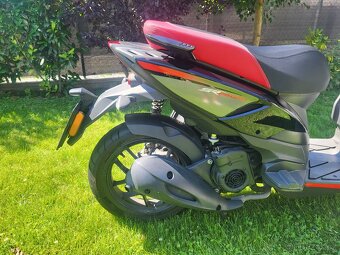 Aprilia SR Motard 125 - 9