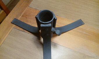 Kovaný stojánek na vánoční stromek - 9