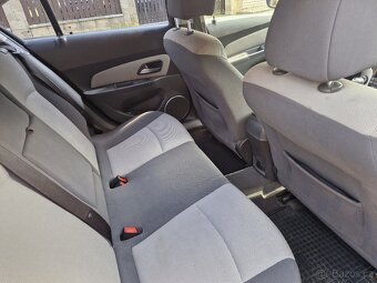 Chevrolet Cruze 1.6 benzin - původ ČR - - 9