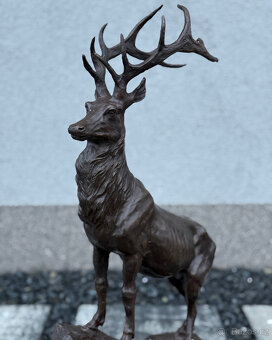 Majestátní bronzová socha jelena na skále exkluzivní dekor - 9