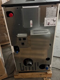 Prodám Krbová kamna na peletky s výměníkem 15kW - 9