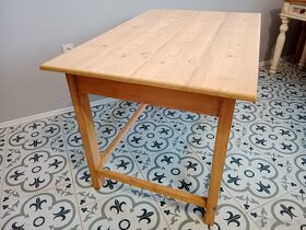 Starý smrkový stůl s trnoží po renovaci - 9