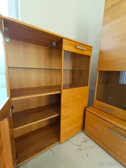 Obývací nábytek s masivními dvířky – praktická sestava - 9