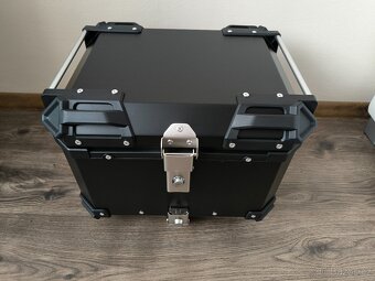 Zadní motokufr TopCase 55L hliníkový černý - 9
