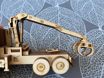 Nový dřevěný model Tatra Phoenix s návěsem UMIKOV 39T - 9