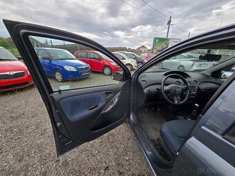 Toyota Yaris 1.0 – STK do 05/2027, sada zimních pneu s disky - 9