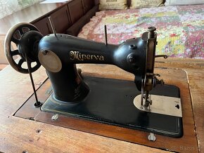 Starožitný min 80 let starý šlapací šicí stroj Minerva - 9