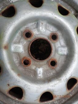 2xObutá zimní kola na ŠKODA FELICIA 13tky ET 38 165/70 R13 - 9