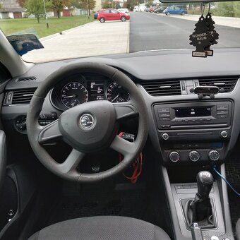 Prodám Škoda Octavia 3 1,6 TDI nové rozvody nová technická - 9