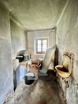 Stylový statek s uzavřeným dvorem a velkými přilehlými pozem - 9