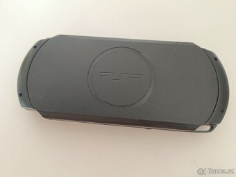 PSP E1004 flash, 4GB karta, nabíječka + hry / PlayStation Po - 9