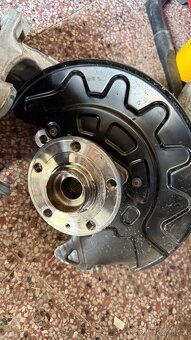 přední těhlice Škoda 5Q0 407 257 A - 5Q0 407 258 A - 9