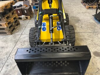 Smykový mininakladač TUR N520 / N525 - 9