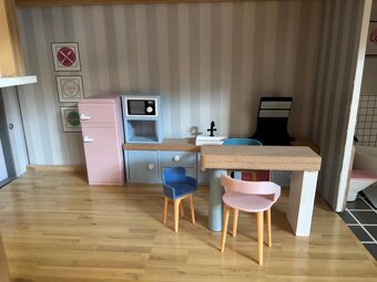 Dřevěný domeček pro panenky Playtive - 9