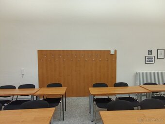 Stoly a židle ze školících místností - 9