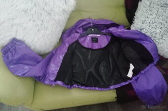 Nová, "lakovaná" krátká bundička Bershka, v. M, možná větš - 9