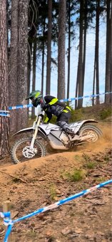 Půjčovna elektro motocyklů Stark Varg Surron EridePro - 9