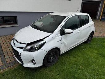 Toyota Yaris 1.5 Hybrid 55kw automat rok 2014 - 9