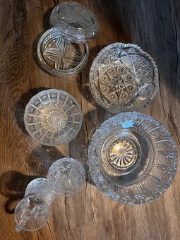 Sada broušeného skla – mísy, sklenice, dóza (celkem 7 ks) - 9