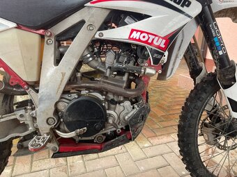 AJP 250 - 9