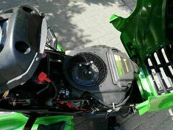 Zahradní traktor John Deere X300 a mulčovací sekačka Xtra 42 - 9