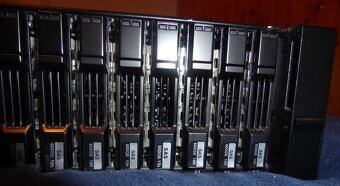 Disková police DELL PowerVault osazená 24 ks SAS 600 GB 15k - 9