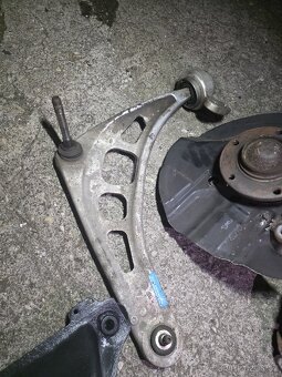 BMW E46 nápravy,ramena,těhlice,pružiny apod - 9