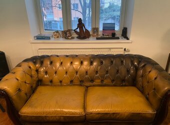 Kožený set Chesterfield, kancelářská židle, stolek - 9