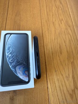 iPhone XR 256 GB s příslušenstvím - 9