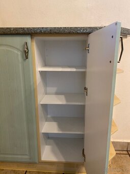 Moderní kuchyňská linka se spotřebiči - 9
