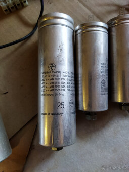 Kompenzační kondenzátory, výkonový rezistor - 9