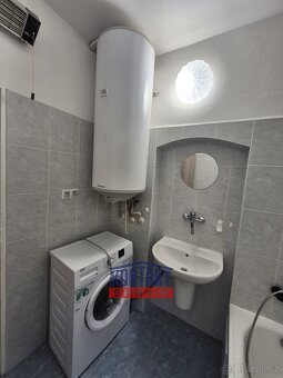 Pronájem bytu  2+kk o velikosti  55 m² přímo na náměstí - Če - 9