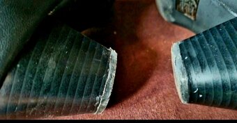 Černé kotníkové boty. - 9