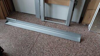 Bílá třídílná tabule na fix s projektorem - 9