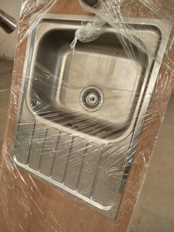 Průtoková baterie na ohřev vody + dřez + deska - 9