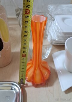 Vázy, šálky, džbány, tácek, prkýnko, odměrka,... - 9