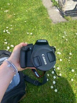 Canon 1220D se základním objektivem a brašnou - 9