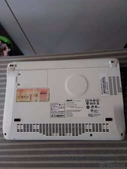 Acer Aspire One ZG5 bílý s prasklým displejem. - 9