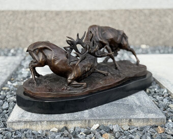 Bronzová socha dva bojující jeleni luxusní lovecká dekorace - 9