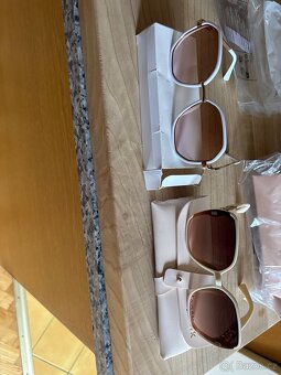 náušnice, ozdobné spony ,nové sluneční brýle,knihy - 9