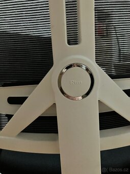 Kancelářský stůl a židle - 9