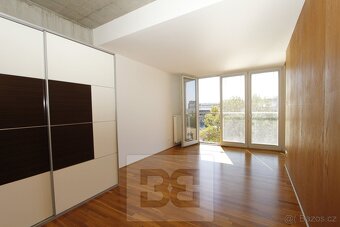 Prostorný a světlý byt 2+kk (66 m2) s garáží a vinným boxem - 9