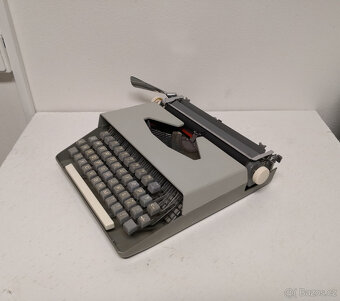 Písací stroj s koženým kufríkom - 9