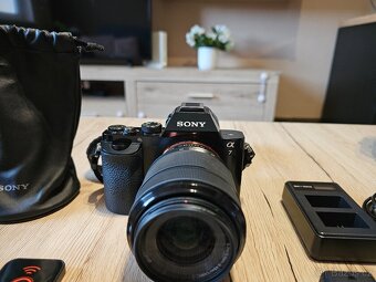Sony Alpha A7 + prislusenstvi  + objektivy - ZEISS 55mm - 9