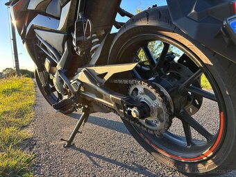 🏍️ CFMOTO 300 NK – 4 500 km, perfektní stav - 9