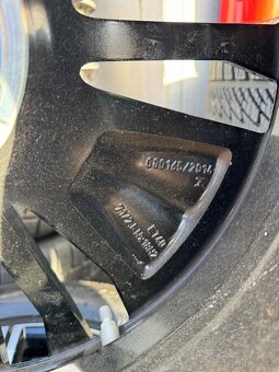 235/55/18 original zánovní zimní sada VW - 9