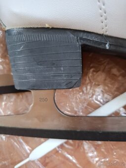 Prodám dámské zimní brusle vel. 41, nové - 9