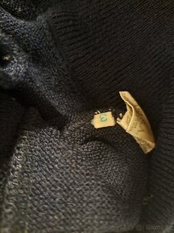 Černý retro svetr značky Lacoste - 9