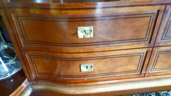 Starožitný leštěný příborník s intarzií a mramorovou deskou - 9