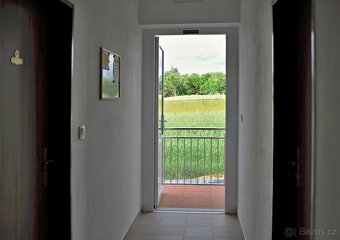 NOVÉ  BYTY 1+KK,BEZ KAUCE,POUZE PRO 100%NEKUŘÁKY,PARKOVIŠTĚ - 9